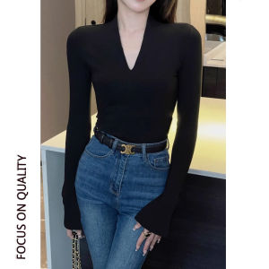 LUOFEN | V-Neck Slim-Fitting Long Sleeve Black Tea Art Style T-Shirt