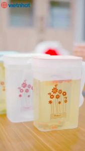 Ca nước vuông trong 1L8 HOKORI nhựa VIỆT NHẬT cao cấp - Vạch chia khắc lồi nắp có lưới lọc - 6082