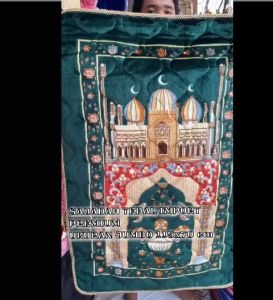 Sajadah Tebal Import Turki Pemium Bahan Dilapisi Busa Serat dan Memiliki Anti Slip Coklat Motif Bagian Belakang Dengan Ukuran 120X70 CM