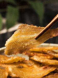 ปลากระป๋องกินได้ทันที ปลากระป๋องแห้งแบบทอดหอมๆ ของอร่อยจากเกาะไหหลำ อาหารเล็ก กุ้งสด ผลิตภัณฑ์ทะเล ปลากระป๋องแห้ง