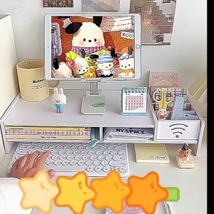 ชั้นวางหน้าจอคอมพิวเตอร์ แบบช่อง มีlogo WiFi ชั้นวางของ ลิ้นชักเก็บของ บนโต๊ะ มีชั้นวาง keyboard