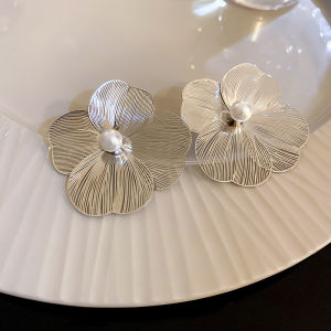 Exaggerated Large Flower Earrings Korean Fashion Light Luxury Hollow Butterfly Flower Pearl Jewelry Accessories for Women