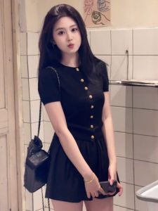 เสื้อยืดคอกลมแขนสั้นทรงเข้ารูปสไตล์ฝรั่งเศสสำหรับผู้หญิงในช่วงฤดูร้อน สไตล์ลำลอง ทรงเข้ารูป ความยาวปกติ