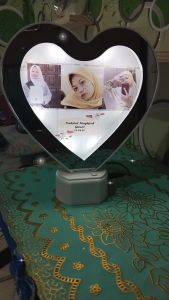 Cermin Custom Love Heart: Pilihan Istimewa untuk Anniversary Ulang Tahun