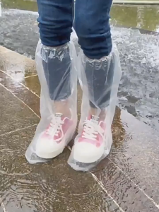 ถุงครอบรองเท้ากันฝน (1คู่) ถุงหุ้มรองเท้า ถุงคลุมรองเท้า (สีขาวโปร่งใส) รุ่นยาว ถุงคลุมเท้า