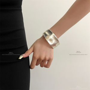 สร้อยข้อมือทรงอvaleเงินสไตล์บล็อกบล็อก ดีไซน์ไม่สมมาตร ดีไซน์เรียบง่าย สไตล์เย้ายวนใจ สร้อยข้อมือสุดหรูสำหรับผู้หญิง