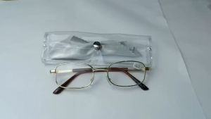 KÍNH ĐỌC SÁCH CHO NGƯỜI TRÊN 40 TUỔI GỌNG TITAN MẶT KÍNH CÓ HỘP ĐỰNG KHĂN LAU KÍNH