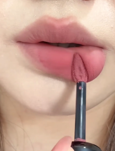 Son Môi Dạng Đất Sét Màu Hồng Hoa Xám Mát Mẻ Woodcreek V15 Son Môi Hàng Ngày Màu Thấp Chống Thấm Nước Chống Mồ Hôi Dễ Trang Điểm Không Phai Màu