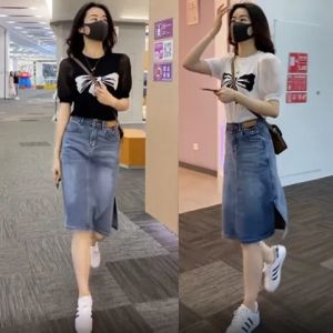 ชุดเสื้อยืดแขนสั้นผ้าไหมน้ำแข็งและกระโปรงยีนส์สำหรับผู้หญิง ชุดลำลองฤดูร้อนใหม่ ชุดกระโปรงสองชิ้น ชุดแฟชั่น