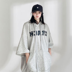 เสื้อยืดคอกลมแขนสั้นทรงหลวมสำหรับผู้หญิงในช่วงฤดูร้อนปี 2024 เสื้อฮู้ดทรงหลวมเอวสั้นผ้าฝ้ายเนื้อเนียนดีไซน์เรียบง่ายสำหรับใส่ลำลอง