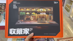 Mô Hình Diorama Khách Sạn Cổ Điển SCJ82071 1/64 Đèn LED