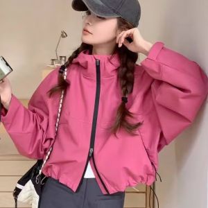 เสื้อแจ็คเก็ตมีฮู้ดแฟชั่นสำหรับผู้หญิง ฤดูใบไม้ร่วง 2025 ใหม่ล่าสุด นักเรียน สไตล์อเมริกัน ลำลอง หลวม แจ็คเก็ตกันลม แจ็คเก็ตสั้น