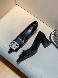 รองเท้าส้นหนาสีดำ ทรงหัวแหลม หนังนิ่ม สวมใส่สบาย รองเท้าส้นสูงสำหรับใส่ไปทำงาน รองเท้าแฟชั่นสำหรับผู้หญิง