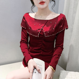 YIMEI เสื้อแบบไม่มีไหล่ปาร์ตี้สีแดงผ้าซาตินประดับลูกปัดบนเล็บอินเทรนด์เสื้อยืดสำหรับผู้หญิงที่สง่างามและสวยงามเสื้อซับในแขนยาวดูดีคอตตอนคอวี2024สินค้าใหม่