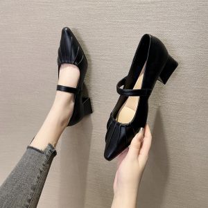 รองเท้าส้นเตี้ยหัวแหลมแบบพับสไตล์เกาหลีสำหรับผู้หญิงในช่วงฤดูใบไม้ผลิและฤดูร้อน พื้นรองเท้า PU ส้นสูงปานกลาง หัวเข็มขัดแบบหนึบ