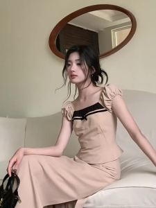Bộ Đồ Phong Cách Cổ Điển Pháp Áo Cổ Vuông Chân Váy Kẻ