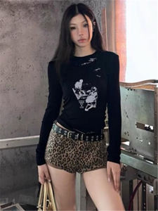 เสื้อยืดคอกลมแขนยาวพิมพ์ลายแฟชั่นสำหรับผู้หญิง ทรงสลิมฟิต สีดำ ฤดูใบไม้ร่วง 2024 เสื้อเชิ้ตผู้หญิง Hokaoo