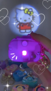 AK24 พวงกุญแจรูปกล้อง มีไฟ+ฉายภาพได้ อุปกรณ์เสริมเครื่องประดับกระเป๋านักเรียน พวงกุญแจแฟชั่น น่ารัก