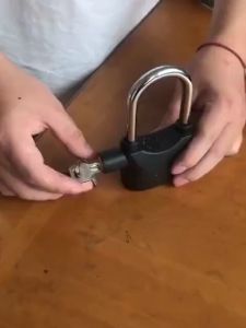 กุญแจ Alarm Lock กุญแจไซเรน กุญแจกันขโมย พร้อมเสียงเตือนดัง ป้องกันกุญแจผี ฟรี ถ่านสแปร์6ก้อน