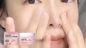 Jaysuing ครีมหน้าใส Sakura Essence Cream มอยส์เจอไรเซอ เอสเซนส์ เฟเชียล ครีมบำรุงผิว ซากุระครีม ครีมทาหน้า ครีมบำรุงหน้า มอยเจอร์ไรเซอร์ ครีมหน้าขาว ครีมทาหน้าขาว บำรุงหน้า บำรุงผิวหน้า 30g