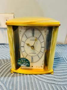 Affordable vintage Citizen mantel clock features a distinctive light green onyx frame and gold-plated accents 15x14 cm 😍👌