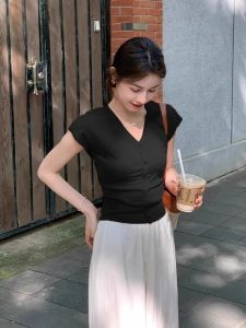 เสื้อยืดไหมน้ำแข็งถักแขนสั้นทรงเข้ารูปเอวสั้นสำหรับผู้หญิงในฤดูร้อน เสื้อแขนสั้นคอวีสีดำ เสื้อผ้าทำงานสไตล์เกาหลี