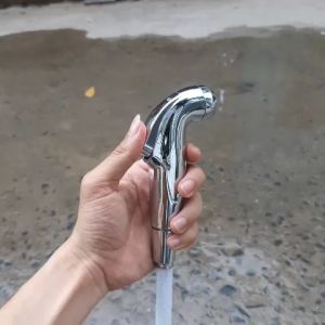 Đầu vòi xịt vệ sinh dáng tay cá heo chất liệu nhựa mạ[crom]