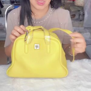 กระเป๋าหนัง หนังนุ่มสุดๆ ปนน่ารัก สายเปรียวจี๊ด (แถมพวงกุญแจและปอมปอม) Code 8000