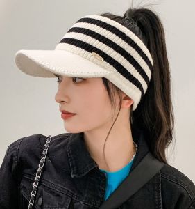 หมวกเบสบอลถักแบบมีฮู้ดสำหรับผู้หญิงในฤดูใบไม้ร่วงและฤดูหนาว หมวกแฟชั่นอบอุ่นแบบมีช่องระบายอากาศ หมวกทรงปากเป็ดแบบสวมหัวสำหรับผู้หญิง