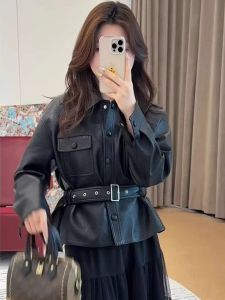 แจ็คเก็ตหนังสั้นสไตล์เกาหลีย้อนยุคสำหรับผู้หญิง ฤดูใบไม้ผลิ 2025 แจ็คเก็ตแบบมีเข็มขัดรัดเอว ทรงหลวม แขนยาว แจ็คเก็ตแบบลำลอง