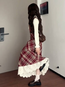 ชุดเดรสยาวลายสก็อตสีแดงพร้อมเสื้อกั๊กสำหรับผู้หญิงในฤดูใบไม้ร่วงและฤดูหนาว ชุดสองชิ้น แขนยาว คอตั้ง เอวสูง กระโปรงทรงเอ