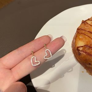 Dora Heart Shaped Earrings Womens Fashion Elegant Small Batch Design Gold Plated Alloy Jewelry Fresh out New Style A083