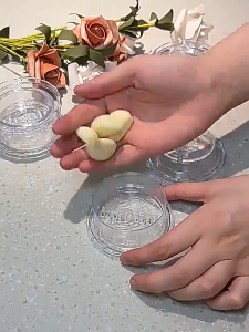 Kitchen Multifunctional Garlic Crusher Manual Garlic Press Roll Crusher Chopper Kitchen Gadgets Accessories White