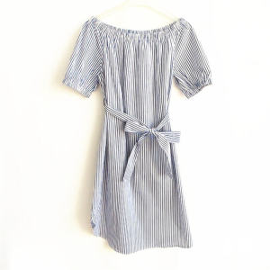 ชุดเดรสคอวีแขนสั้นลายทางตั้ง กระโปรงทรงเอ ผ้าฝ้าย ชุดทำงานฤดูร้อน คอลเลกชั่นใหม่ 2019 แฟชั่นสตรีท เดรสผู้หญิง ลำลอง