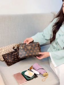 Deere Jack  กระเป๋าสะพายผญ กระเป๋าสะพาย กระเป๋า กระเป๋าคาดอก กระเป๋าสตางค์ผู้หญิง กระเป๋าถือ กระเป๋าผู้หญิง  กระเป๋าแฟชั่น กระเป๋าผู้หญิงกระเป๋าสะพายไหล่ผู้หญิงกระเป๋าเล็กกระเป๋าคุณแม่กระเป๋าสะพายสีแดงกระเป๋าสะพายไหล่ความจุมาก