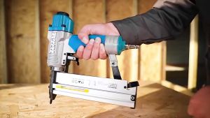 Súng bắn đinh thẳng TOTAL TAT83501