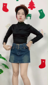 ชุดเซ็ตเสื้อสีดำคอเต่ารัดรูป + กระโปรงยีนส์สั้นพอดีตัว