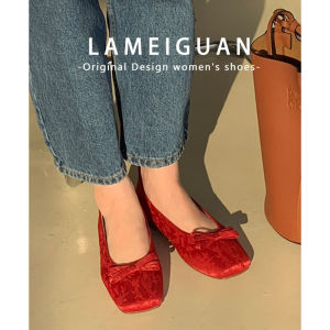 รองเท้าแตะผู้หญิงพื้นแบนปักลายนูนผ้าซาตินสีแดง ทรงหัวเหลี่ยม พื้นยาง กันลื่น รองเท้าแตะแบบสวมสำหรับใส่ไปงานแต่งงาน