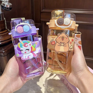 520ml เด็กน่ารักขวดน้ําพร้อมฟางและสายคล้องกลางแจ้งแบบพกพาพลาสติกการ์ตูนถ้วยน้ําเด็กขวดน้ําตั้งแคมป์