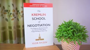 Buku Novel Self Improvement / The Kremlin School of Negotiation : Seni Negosiasi Mazhab Kremlin dari Urusan Politik Bisnis hingga Kehidupan Sehari-hari / PUSTAKA ALVABET - PAV