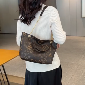 SEA YADOU ใหม่แฟชั่นพิมพ์ตัวอักษรกระเป๋าผู้หญิงกระเป๋าสะพายไหล่แบบพกพาย้อนยุคสไตล์ยุโรปและอเมริกาที่สง่างามกระเป๋าใต้วงแขน