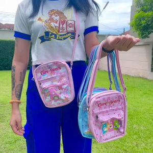 กระเป๋าแฟชั่นคุณหนู  CAREBEAR - มีทั้งหมด 6 ลาย - งานหนัง PU - มีช่องซิปใส่ของ 3 ช่อง - ขนาด 21×17×8 cm