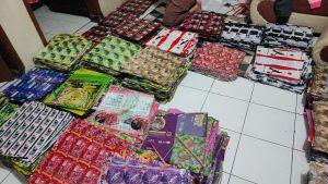 Layangan Plastik ukuran 58 kualitas super harga jual 1500 dan 2000 buat di warung