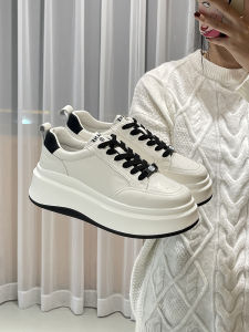 รองเท้าผ้าใบลำลองหนังแท้สำหรับผู้หญิง รองเท้าผ้าใบทรงหัวมน พื้นยาง ส้นสูงปานกลาง ฤดูใบไม้ผลิและฤดูร้อน รองเท้าผ้าใบแบบสวมสบาย