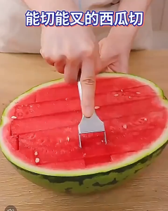 【การจัดส่งท้องถิ่น】Vogvigo เครื่องตัดแตงโมส้อมเหล็กสแตนเลสอเนกประสงค์เครื่องมือตัดผลไม้ในครัวใช้งานได้จริงบนโต๊ะอาหาร