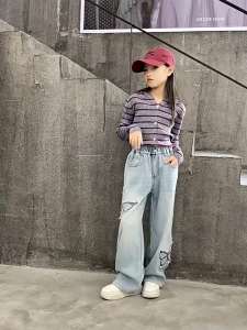 130-160cm ยีนส์เด็กผู้หญิง กางเกงขากว้าง กระเป๋าหลาย การปักลายโบว์  ยอดนิยม นุ่มสบาย ใหม่สําหรับปี 2025 【จัดส่งจากประเทศไทย】