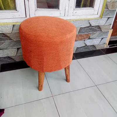 sofa stoll orenge dengan kaki kayu jati kokoh dan empuk