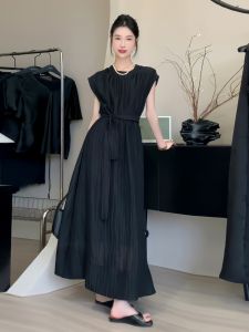 ชุดเดรสยาวแขนกุดสีดำสไตล์ฝรั่งเศส ทรงเข้ารูป กระโปรงทรงเอ คอปกสูง กระดุม ทรงเอ ชุดทำงาน ฤดูร้อน 2024
