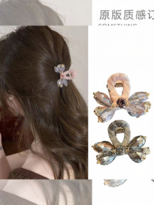 WENZHU | Vintage Luxe Crystal Flower Hair Clamp