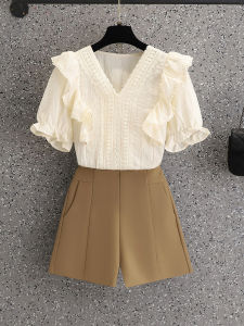 ชุดสองชิ้นสไตล์ฝรั่งเศสสำหรับผู้หญิงในฤดูร้อนปี 2025 ดีไซน์เก๋ไก๋ กระโปรงสั้นทรงเอ ขอบลูกไม้ เสื้อเชิ้ตทรงเอ